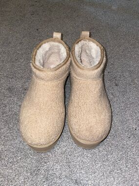 Rock & Candy Woman’s Plush Sherpa Ankle Boots - Cream/Tan